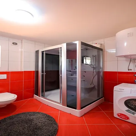 In With Private Pool Policnik