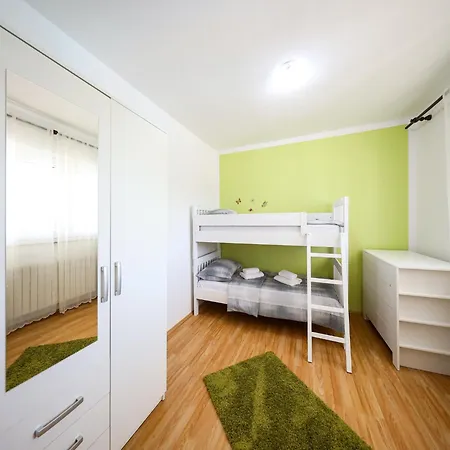 In With Private Pool * Policnik