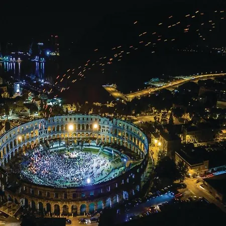 In With Private Pool Vikendica