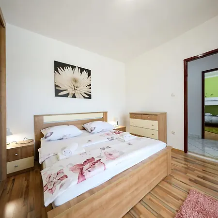 In With Private Pool Vikendica *