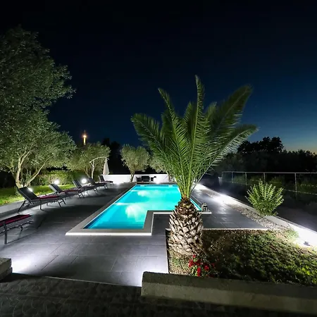 In With Private Pool Vikendica *