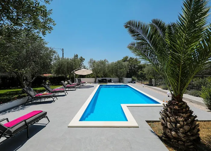 In With Private Pool Policnik