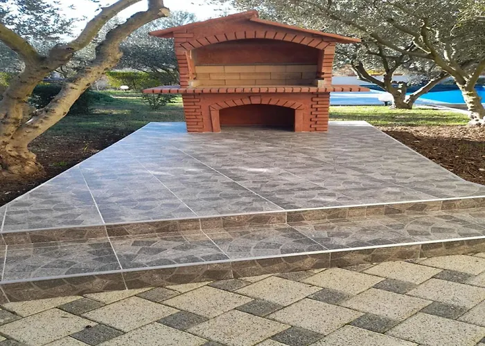 In With Private Pool Prázdninový dům Policnik