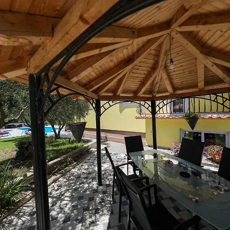 Lovely In With Private Pool Vakantiehuis *
