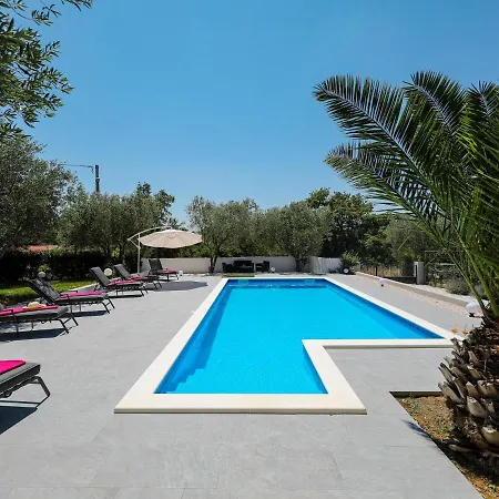 Lovely In With Private Pool Hébergement de vacances *