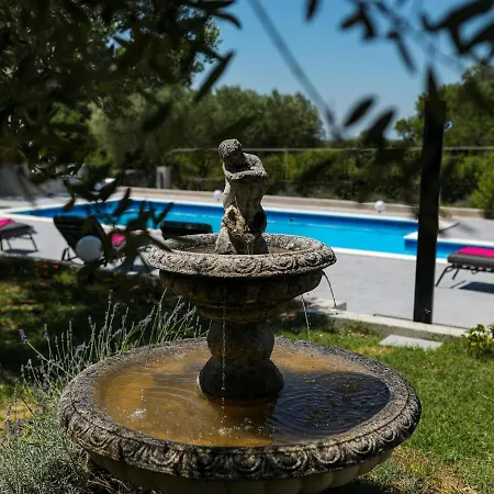 Lovely In With Private Pool Hébergement de vacances *