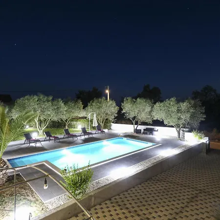 Lovely In With Private Pool Vakantiehuis
