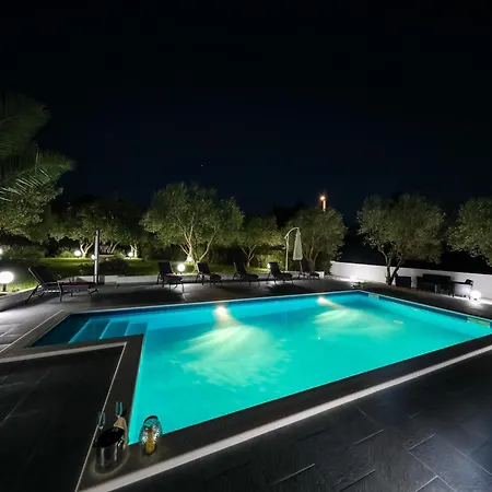 In With Private Pool Hébergement de vacances