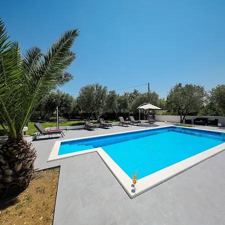 Hébergement de vacances In With Private Pool *