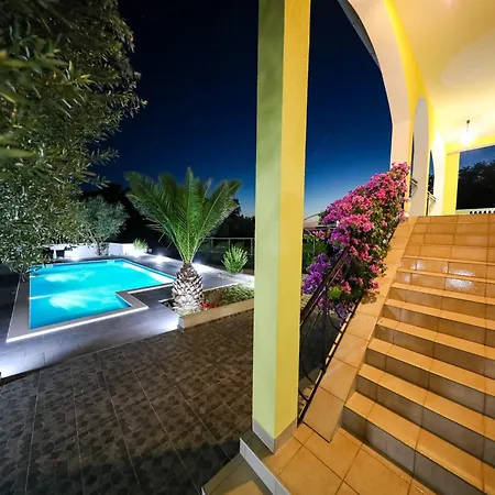In With Private Pool * Policnik