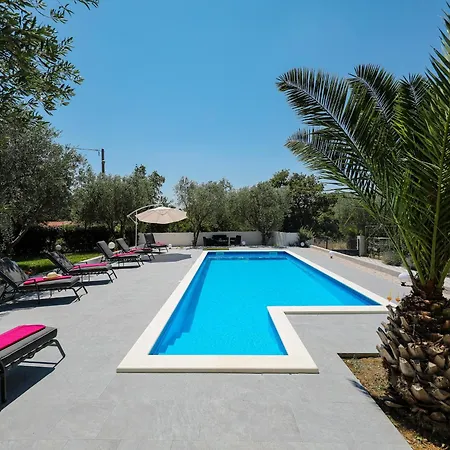 In With Private Pool Policnik