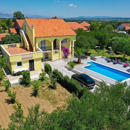 In With Private Pool Policnik