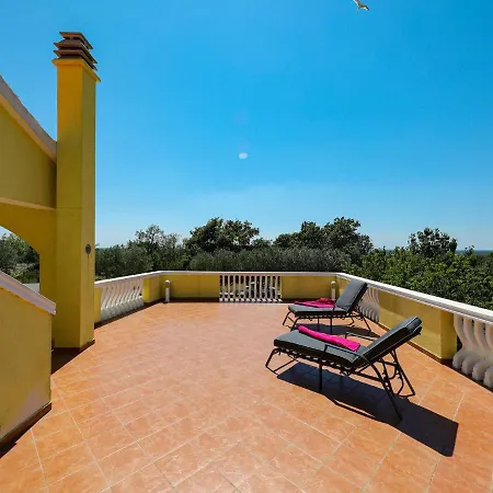 Vakantiehuis Lovely In With Private Pool