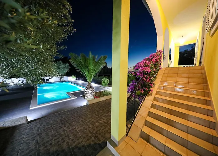 In With Private Pool * Policnik