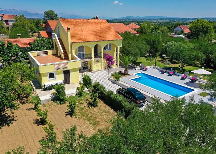 In With Private Pool Policnik